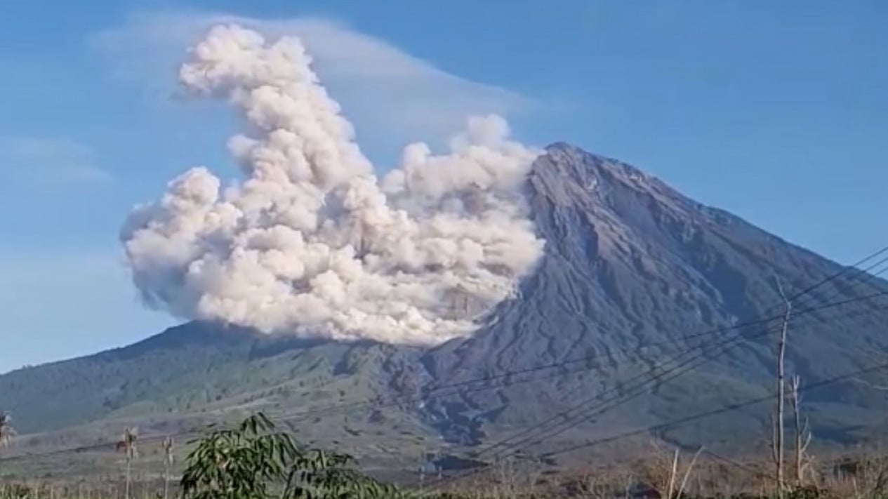 Gunung Semeru Erupsi, Awan Panas Capai 4 Km