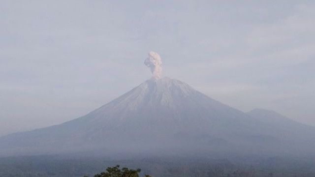 Gunung Semeru Lontarkan Abu 400 Meter, Status Waspada