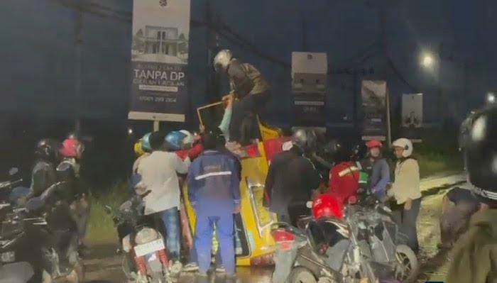 Hujan Deras, Angkot Penuh Penumpang Terguling