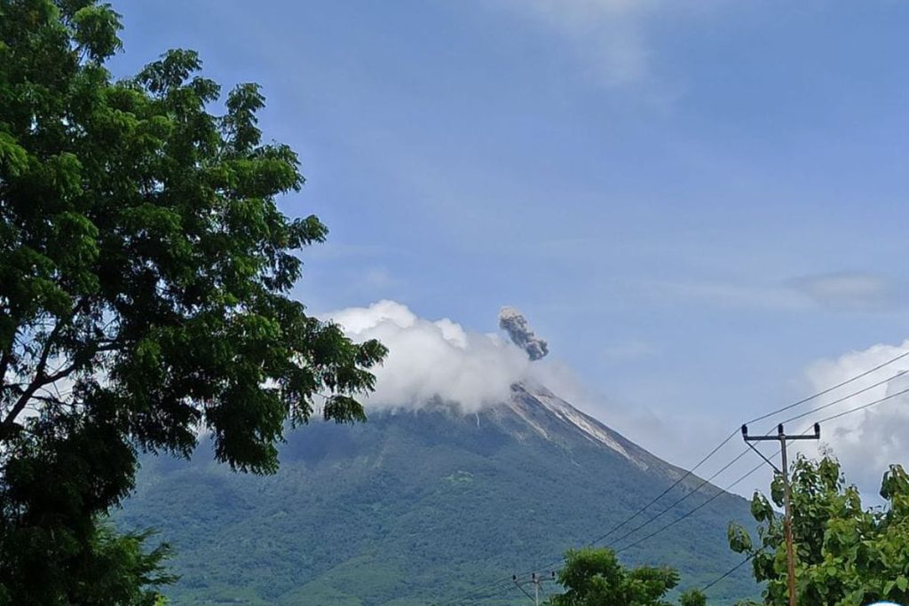 Gunung Ile Lewotolok Meletus 40 Kali, Warga Diimbau Siaga