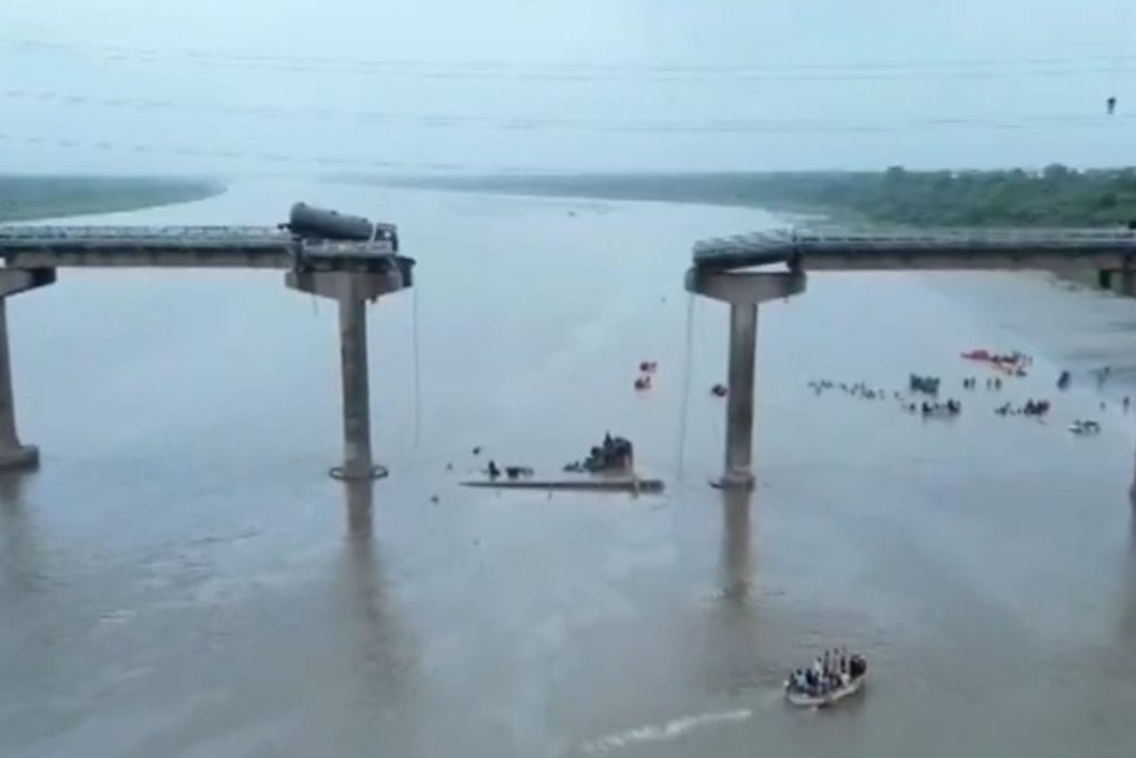 Jembatan Ambruk di India, 10 Orang Tewas
