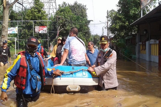 Kali Angke Meluap, Ribuan Warga Dievakuasi
