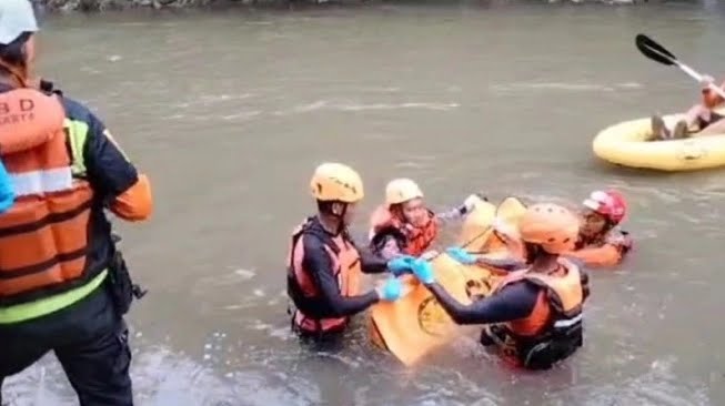 Jenazah Tak Utuh Mengapung di Kali Ciliwung