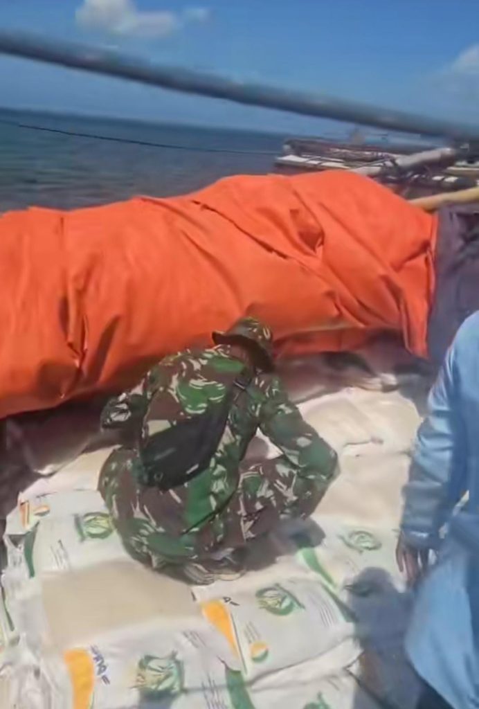 Kapal Bantuan Beras Karam di Pulau Raas