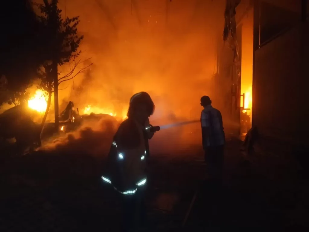 Kebakaran Gudang Mebel Surabaya, Api Merembet ke Kos