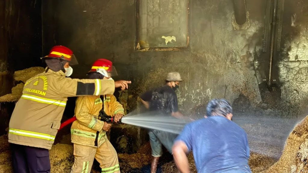 Percikan Knalpot Picu Kebakaran Gudang Penyimpanan Merang