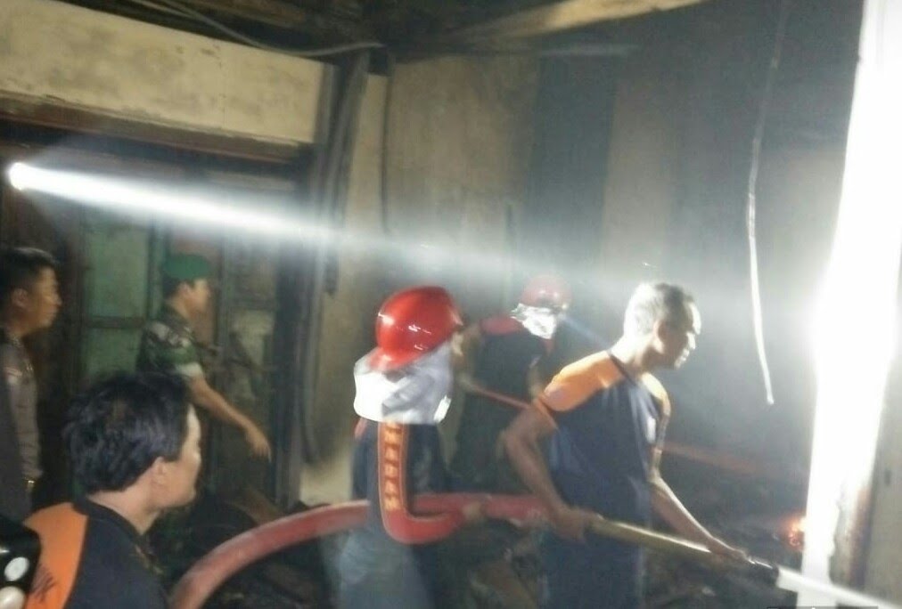 Kebakaran Hanguskan Gudang Kayu di Sogaten