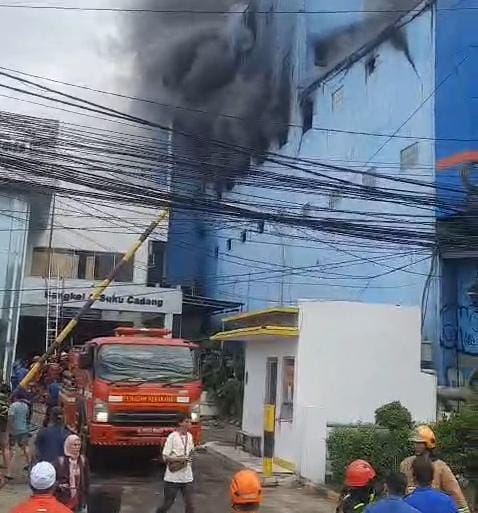 Kebakaran Toko Ban, Damkar Jakarta Turun Tangan