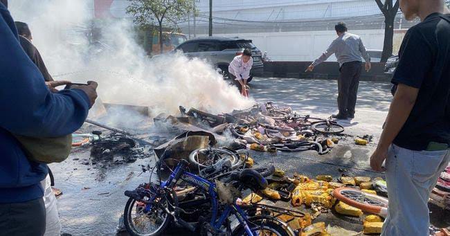 Pikap Bermuatan Sepeda Terbakar di Semarang