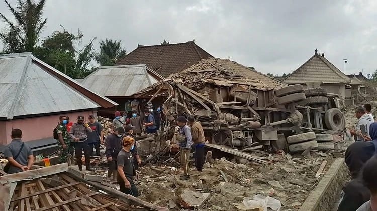 Truk Semen Tabrak Warung di Bangli, Empat Tewas