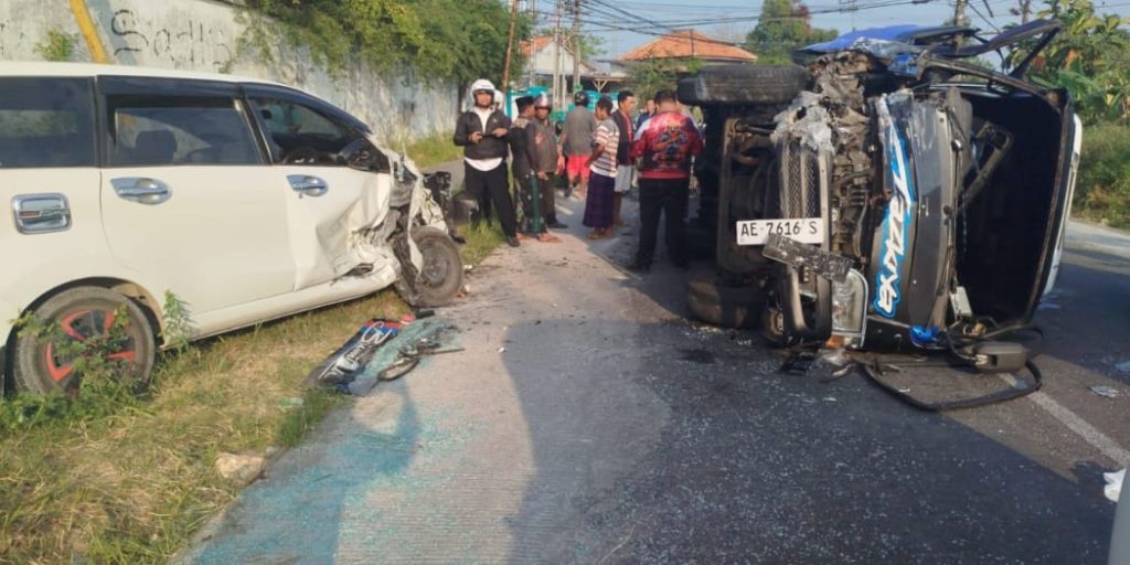 Micro Bus Tabrak Toyota Avanza di Tikungan Proppo
