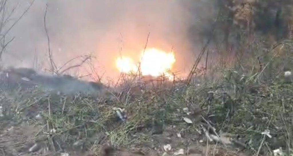Truk Muatan Pembasmi Nyamuk Terjun ke Jurang dan Terbakar
