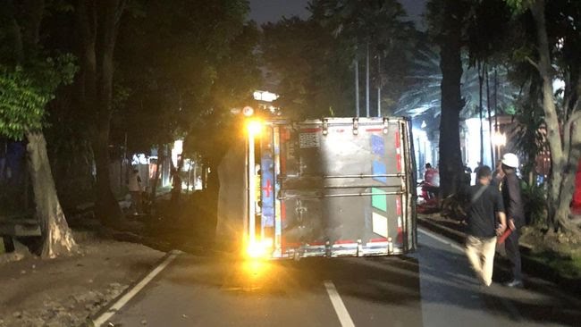 Rem Blong, Truk Fuso Seruduk Pohon di Bogor