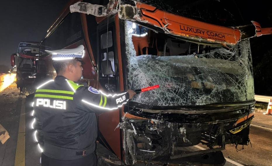 Bus Wisata Tabrakan Beruntun di Tol Pandaan, 8 Terluka