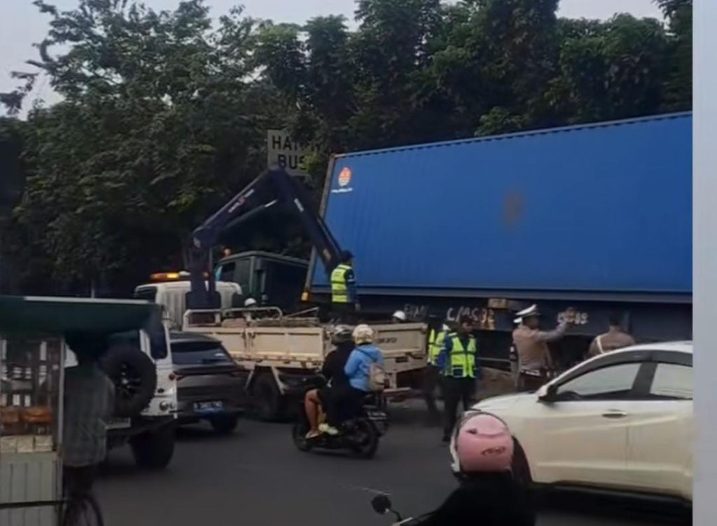Truk Kontainer Hantam Separator di Jakbar