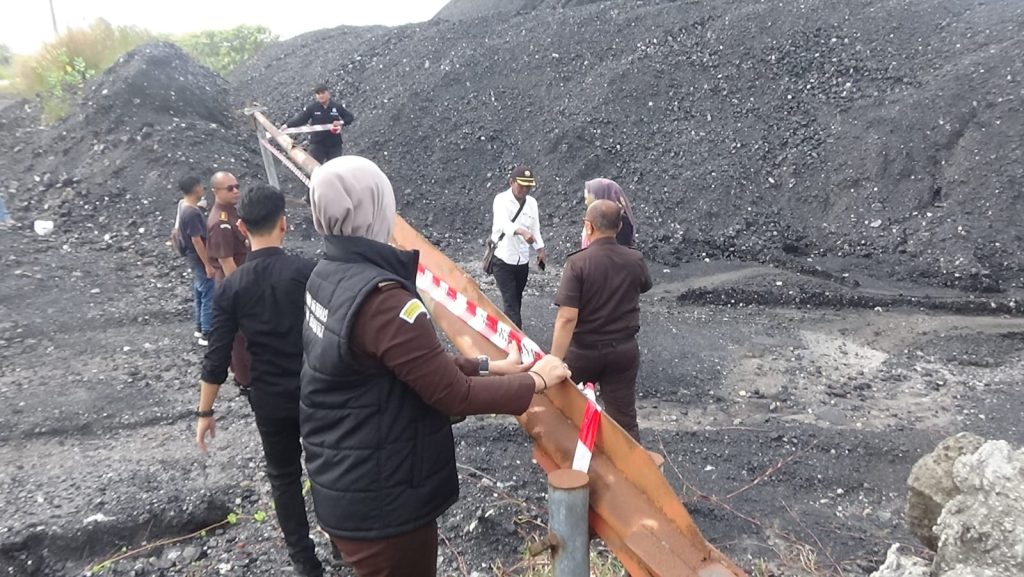 Kejati Bengkulu Segel Stockpile Tambang Bermasalah