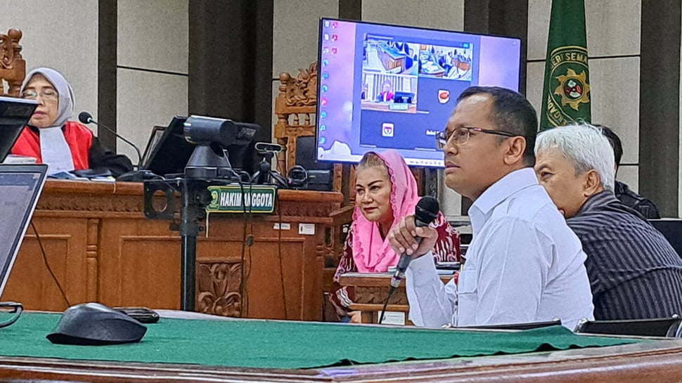 Kesaksian Kepala Sekolah Bongkar Proyek Meja-Kursi