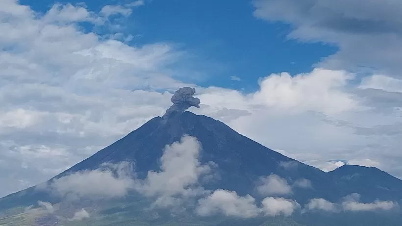 Kolom Abu 800 Meter, Gunung Semeru Masih Aktif