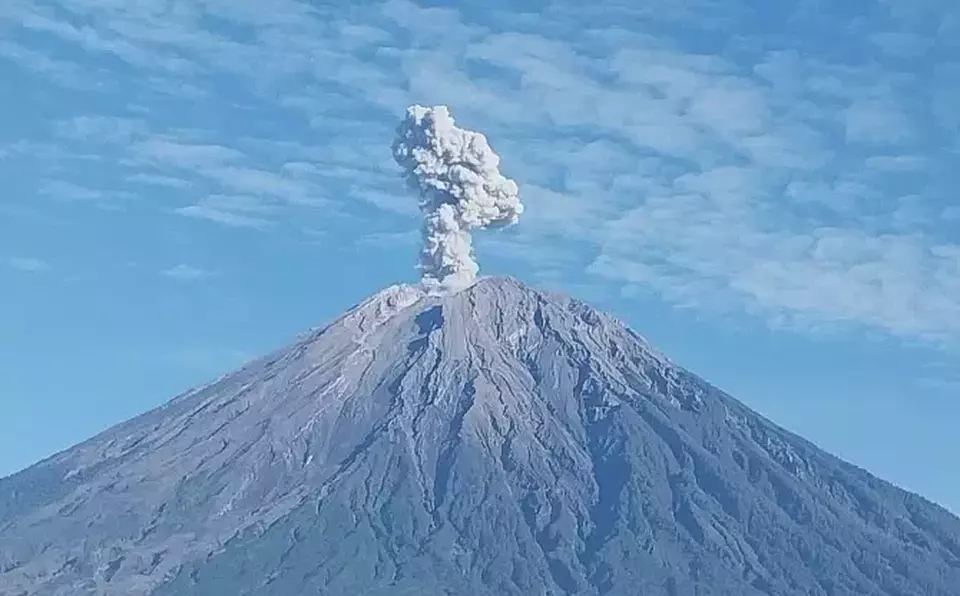 Letusan Beruntun Semeru, Abu Capai 1,2 Km