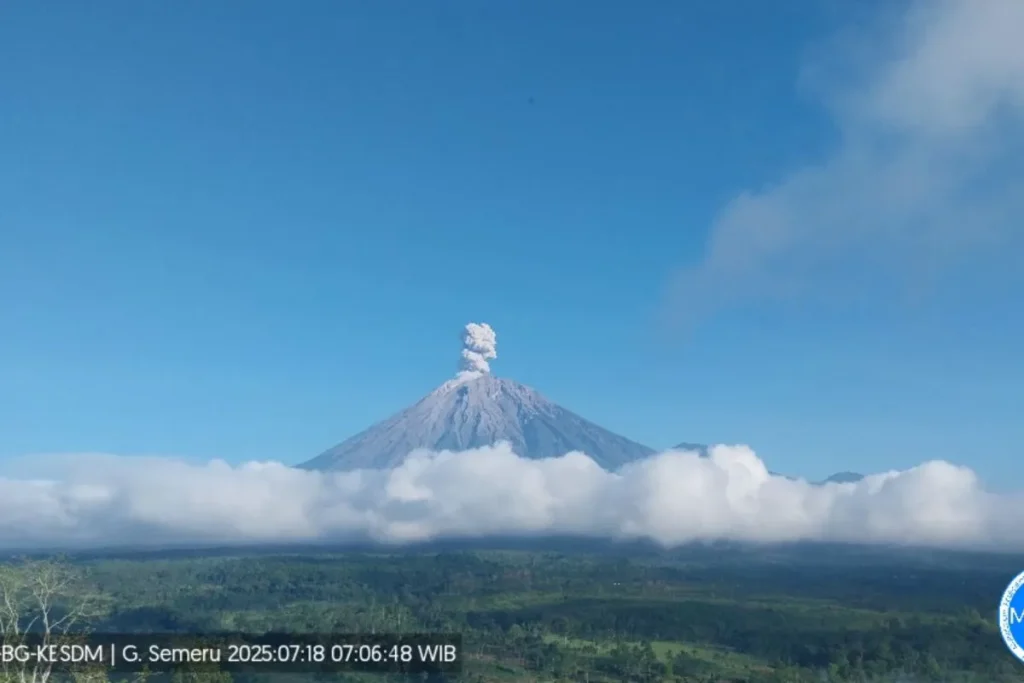 Letusan Semeru Lontarkan Abu 700 Meter