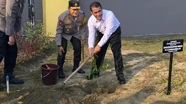 Mentan Dukung Penghijauan Polda Riau