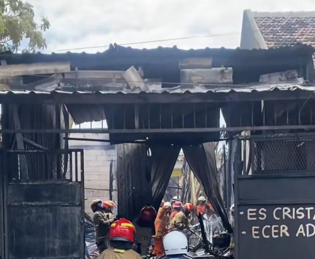 Mess Pekerja di Surabaya Terbakar, Api Diduga Akibat Korsleting