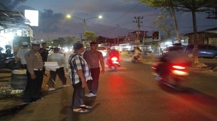 Motor Bonceng Tiga Diserempet Truk, Satu Tewas
