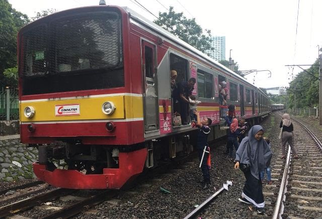 Nekat Terobos Palang, Pengendara Tewas Dihantam Kereta