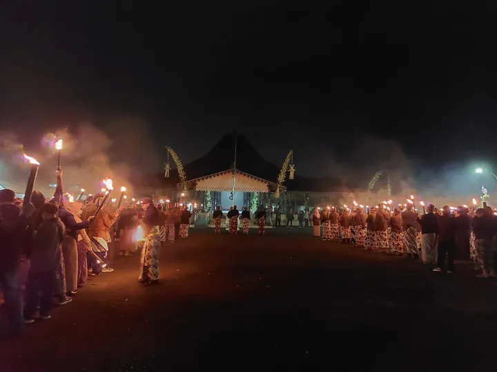 Obor dan Diam Warnai Malam Sakral Wonosobo