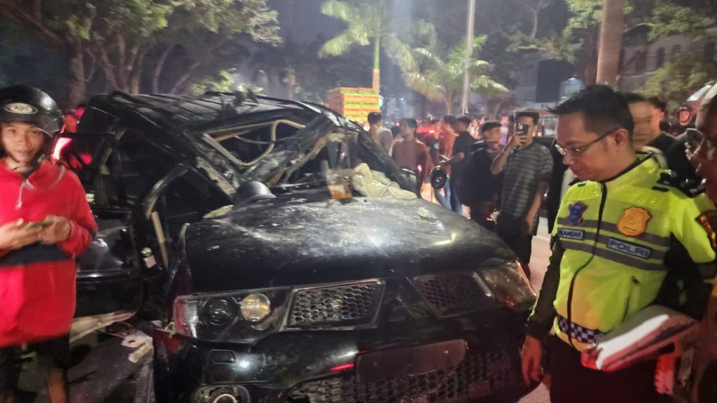 Pajero Tabrak Pembatas di Pekanbaru, Pelajar Terluka Parah