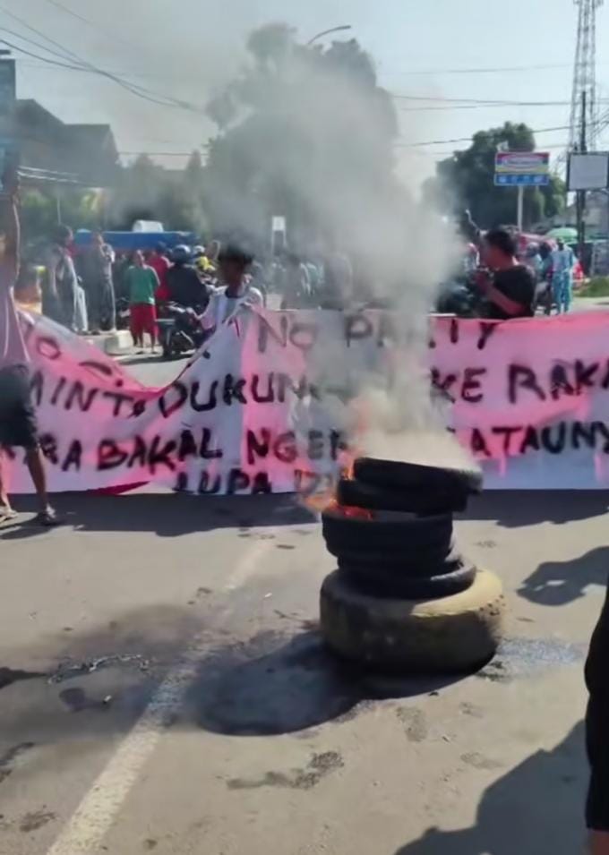 Penolakan Relokasi, Warga Blokir Jalan Kasemen