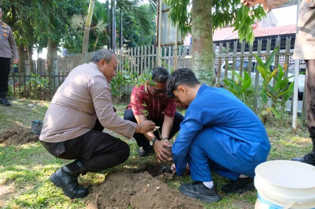 Polda Riau Ajak Siswa Tanam Pohon