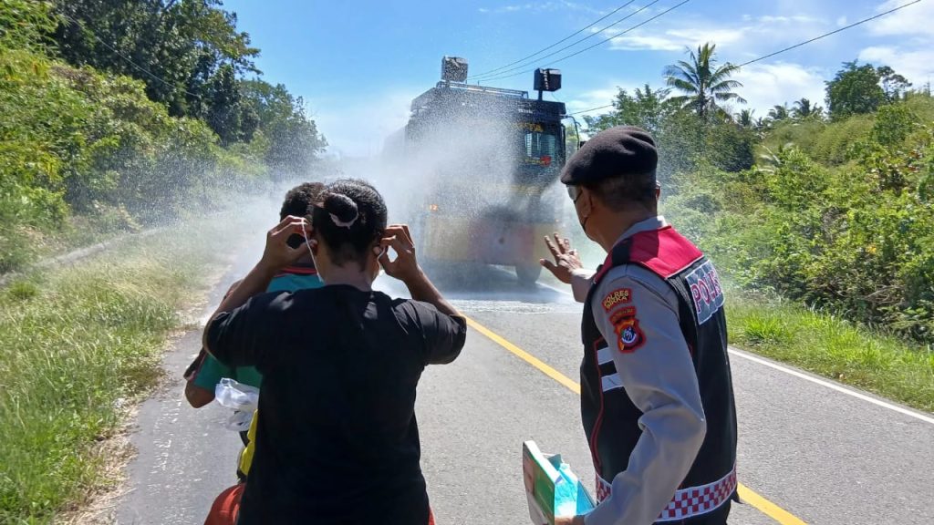 Polres Flores Timur Bersihkan Jalan Usai Erupsi