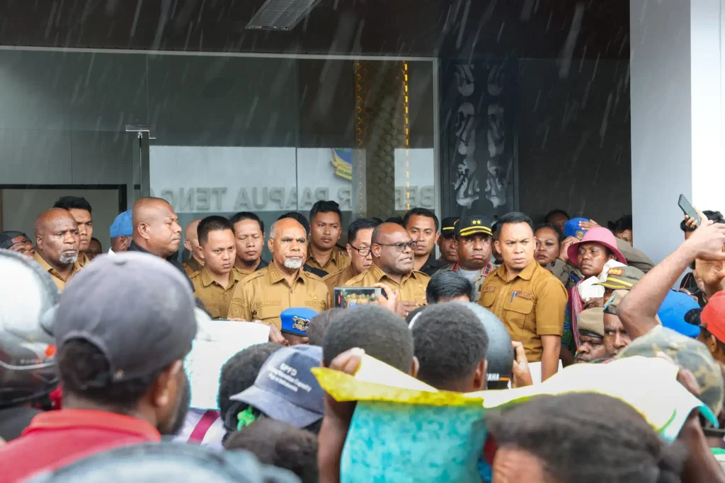 Ratusan Pencaker Datangi Kantor Gubernur Papua Tengah