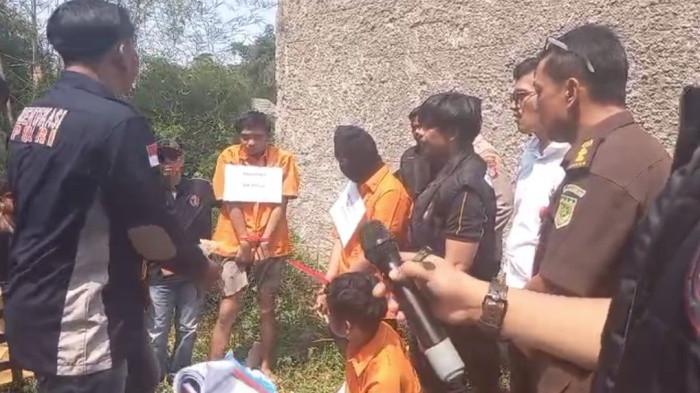Rekonstruksi Pembunuhan di Cisauk Disorot Warga