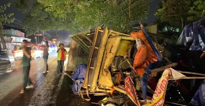 Rem Blong, Truk Tabrak Kendaraan dan Kios