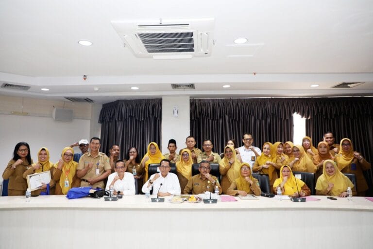 19 PNS Batam Terima SK Pensiun dari Wali Kota Batam