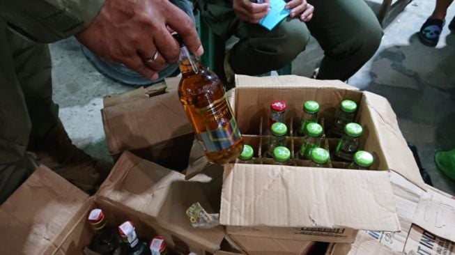 Satpol PP Sita 804 Botol Miras Ilegal di Ciawi