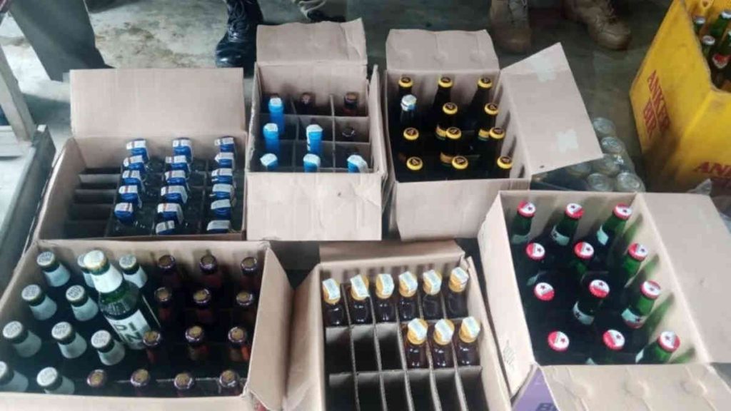 Satpol PP Temukan 300 Botol Miras Ilegal di Toko Kelontong
