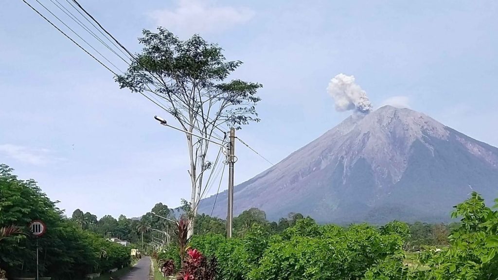 Semeru Kembali Erupsi, Abu Vulkanik Capai 1 Km