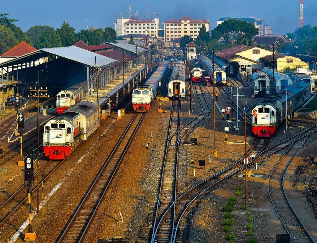 Nekat Terobos Rel, Pegawai Ekspedisi Terseret KRL