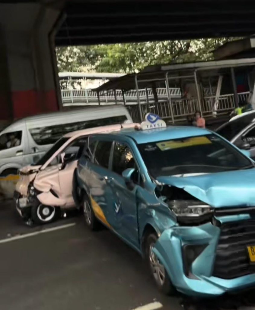 Tabrakan Beruntun 7 Kendaraan di Jakarta Timur