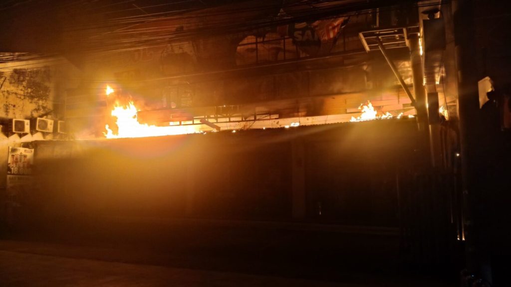 Trafo Terbakar di Atas Minimarket, Warga Panik