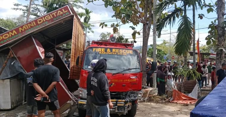 Tragedi di Jalan, Mobil Damkar Hantam Minibus dan Kios