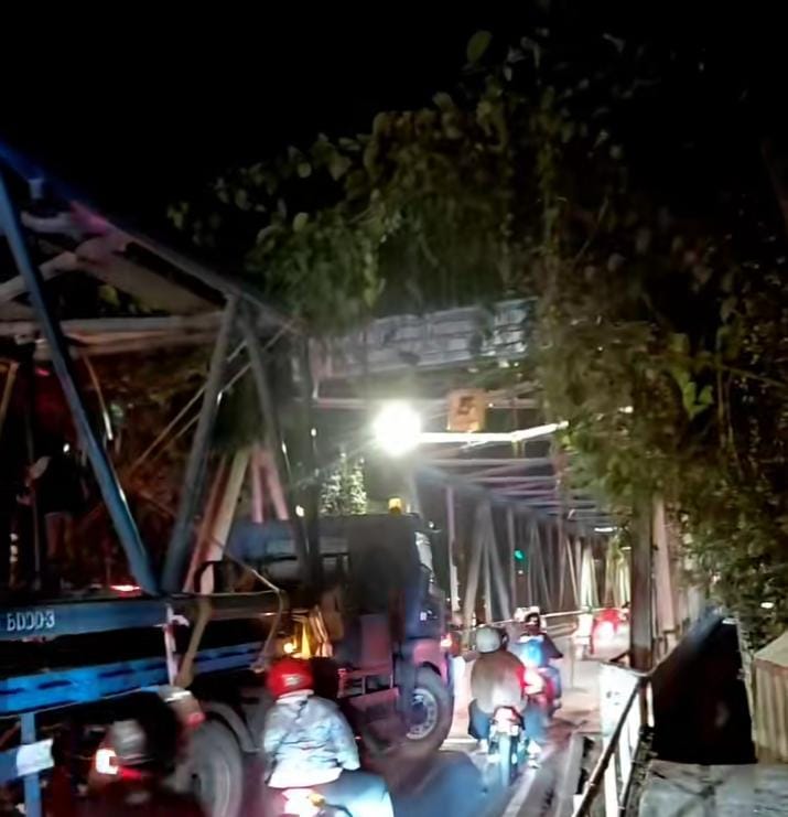 Ambulans Lecet, Truk Besar Terobos Jembatan Mahakam Tanpa Izin