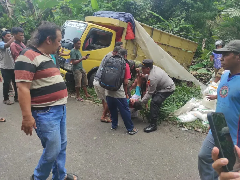 Truk Bulog Gagal Tanjak, Satu Tewas