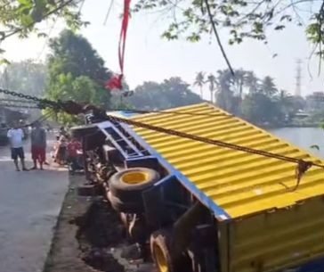 Truk Pengantar Buku Masuk Setu di Depok