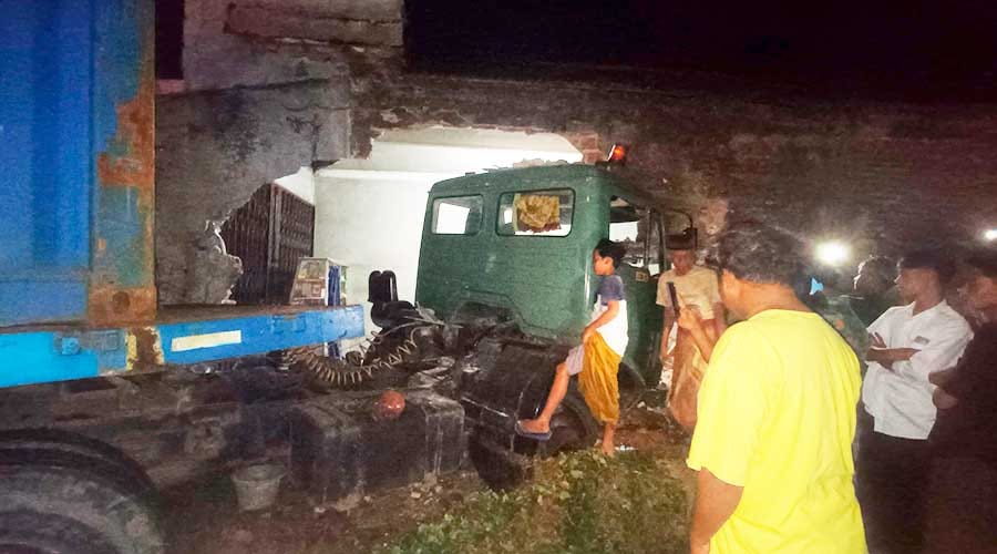 Ban Pecah, Truk Kontainer Seruduk Rumah di Jepara