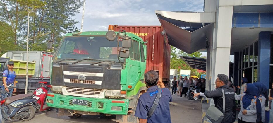 Truk Trailer Rusak Atap Kantor Dishub Saat Razia di Batam
