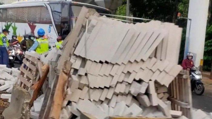 Truk Hebel Tabrak Pembatas, Lalin Kuningan Macet